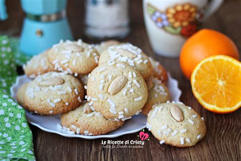 Preparazione biscotti arancia e mandorle