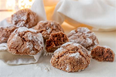 Preparazione biscotti con albumi e cacao