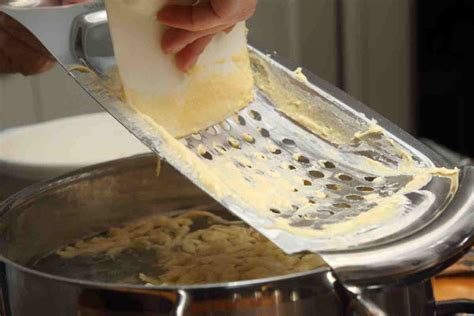 Preparazione degli spätzle con Spätzlehobel