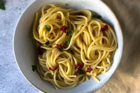 Preparazione degli spaghetti aglio olio e peperoncino