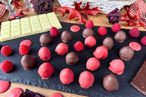 Preparazione dei Lamponi Ricoperti di Cioccolato