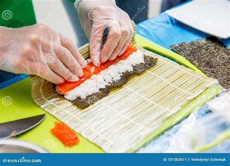 Preparazione dei maki sushi