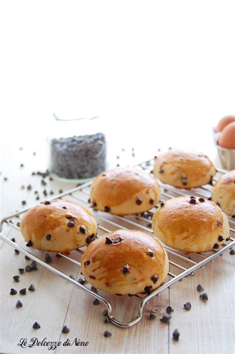 Preparazione dei panini con gocce di cioccolato