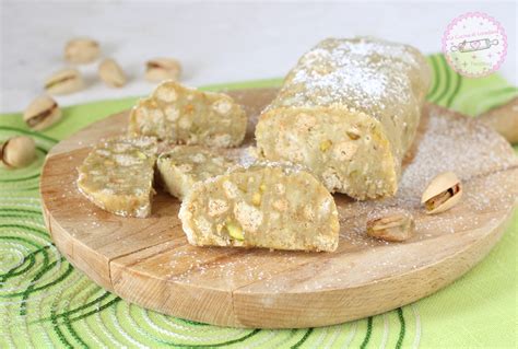Preparazione del Salame al Cioccolato e Pistacchio