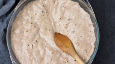 Preparazione del lievitino per il pane da hamburger
