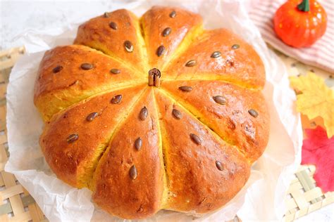Preparazione del pane alla zucca