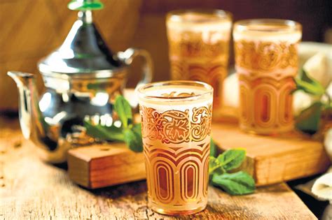 Preparazione del tè alla menta marocchino