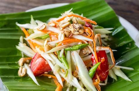Preparazione dell'Insalata Som Tam