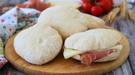 Preparazione dell'impasto per il pane arabo