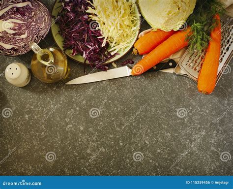 Preparazione dell'insalata fresca