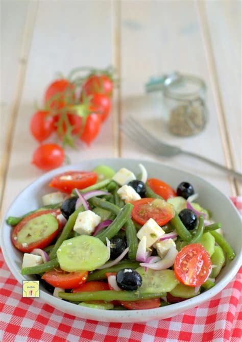 Preparazione dell'insalata greca