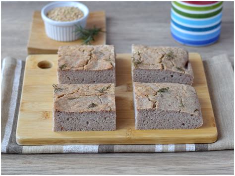Preparazione della Focaccia con Farina di Grano Saraceno Senza Lievito