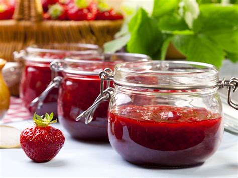 Preparazione della marmellata di fragole
