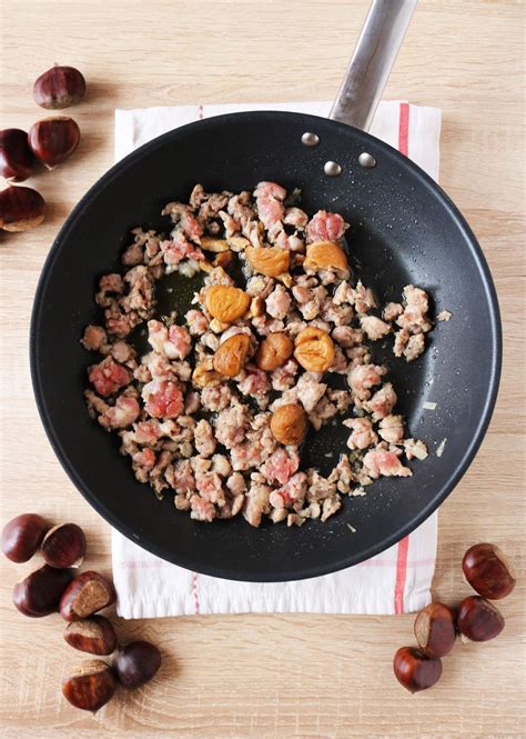Preparazione della pasta con castagne e salsiccia