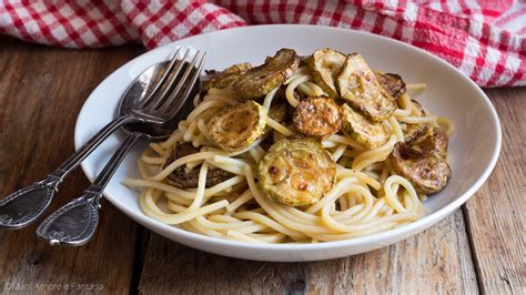 Preparazione della pasta con le zucchine fritte