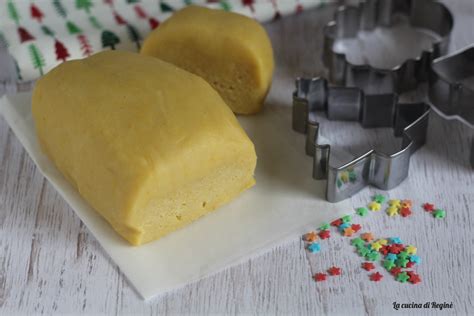 Preparazione della pasta frolla per biscotti di Natale