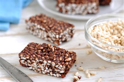 Preparazione delle barrette di cioccolato al riso soffiato