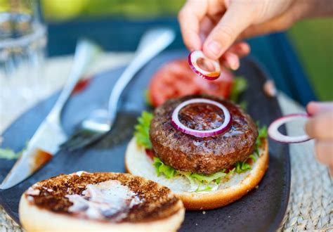 Preparazione di un hamburger gourmet