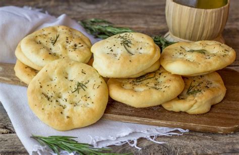Preparazione focaccine senza lievito