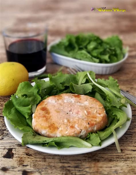 Preparazione hamburger di salmone