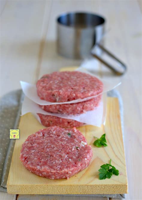 Preparazione hamburger fatti in casa