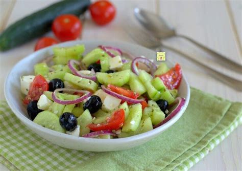 Preparazione insalata di cetrioli e cipolle