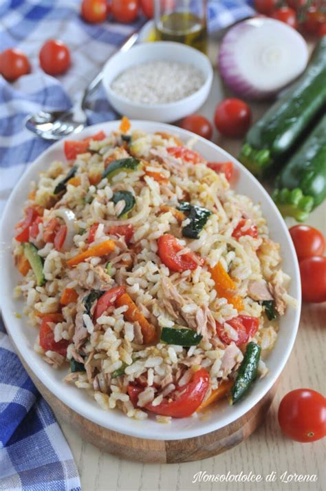 Preparazione insalata di riso con tonno