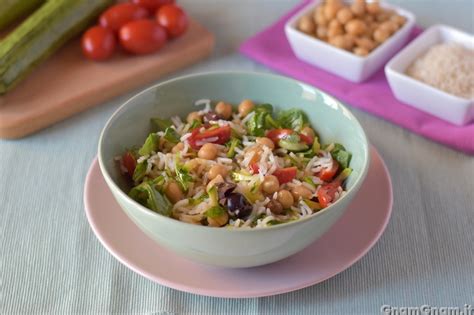 Preparazione insalata di riso vegana