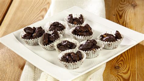 Preparazione mandorle al cioccolato
