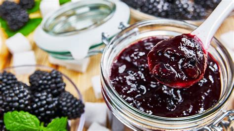 Preparazione marmellata di more