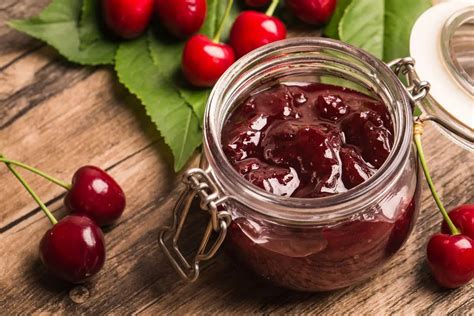 Preparazione marmellata di visciole