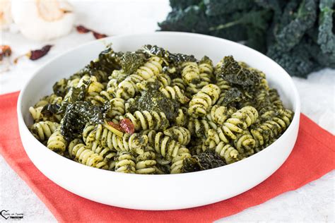 Preparazione pasta cavolo nero e tonno