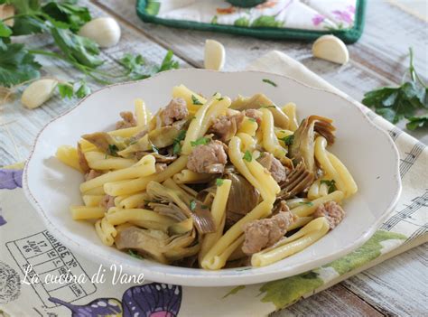 Preparazione pasta con salsiccia e carciofi