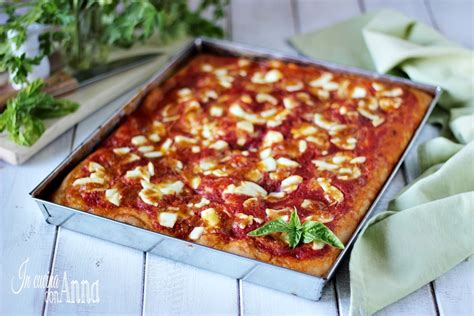 Preparazione pizza in teglia