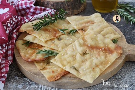 Preparazione pizza scrocchiarella