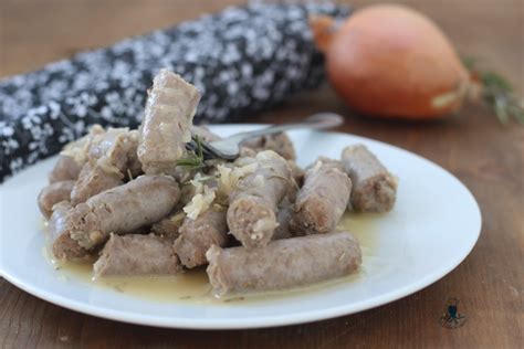 Preparazione salsiccia al vino bianco