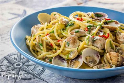 Preparazione spaghetti alle vongole