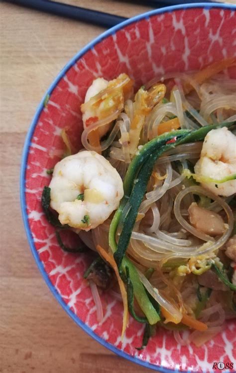 Preparazione spaghetti di riso con gamberetti