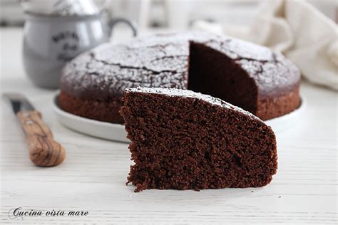 Preparazione torta al cacao senza uova