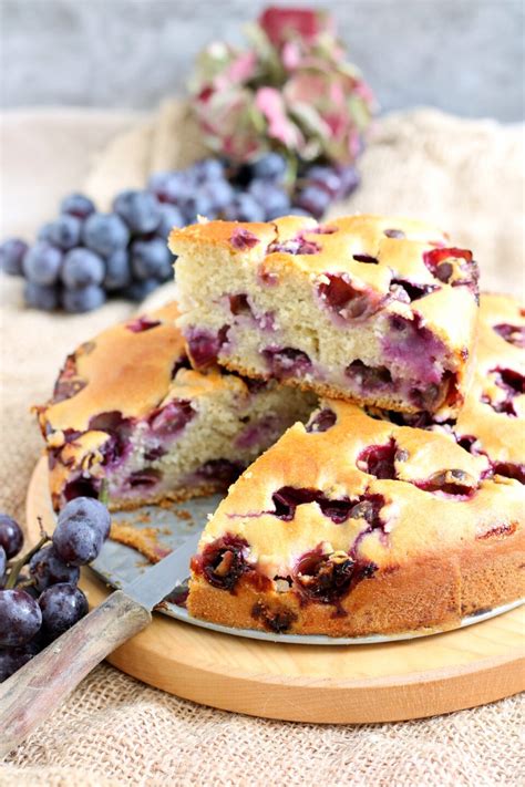 Preparazione torta all'uva fragola