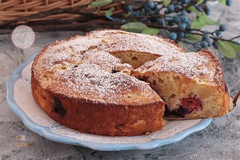 Preparazione torta con macedonia