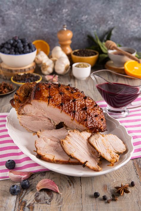 Prosciutto Glassato con Salsa ai Mirtilli