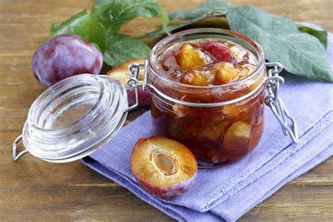 Prugne sciroppate in vasetti