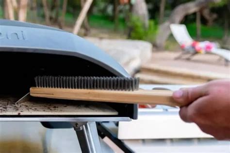 Pulizia della pietra per pizza