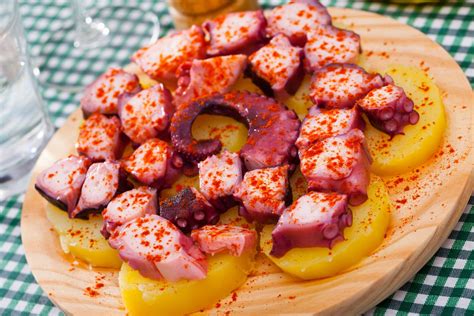 Pulpo a la Gallega servito su un piatto di legno