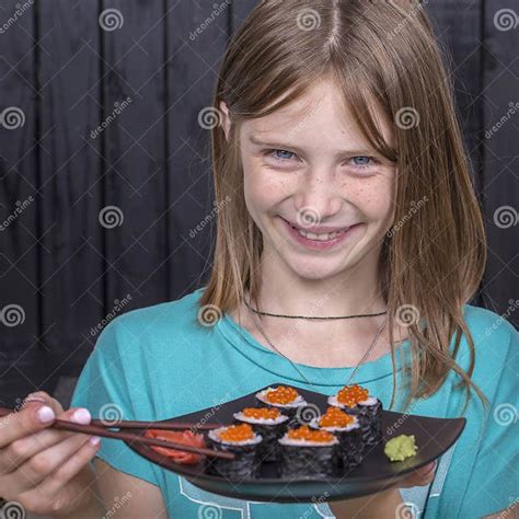 Ragazza che mangia sushi