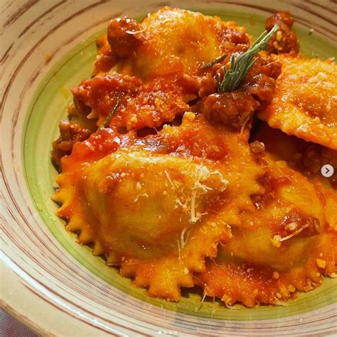 Ravioli con Sugo di Zucca e Salsiccia