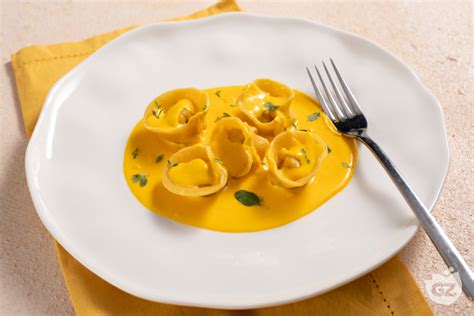 Ravioli con salsa allo zafferano