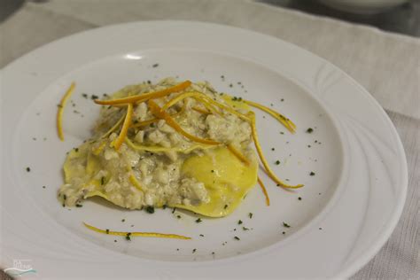 Ravioli di pesce con condimento agli agrumi