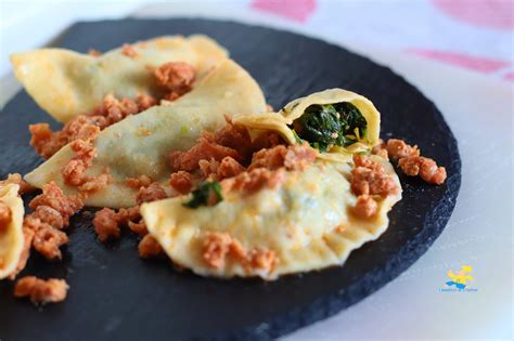 Ravioli ripieni di salsiccia e friarielli